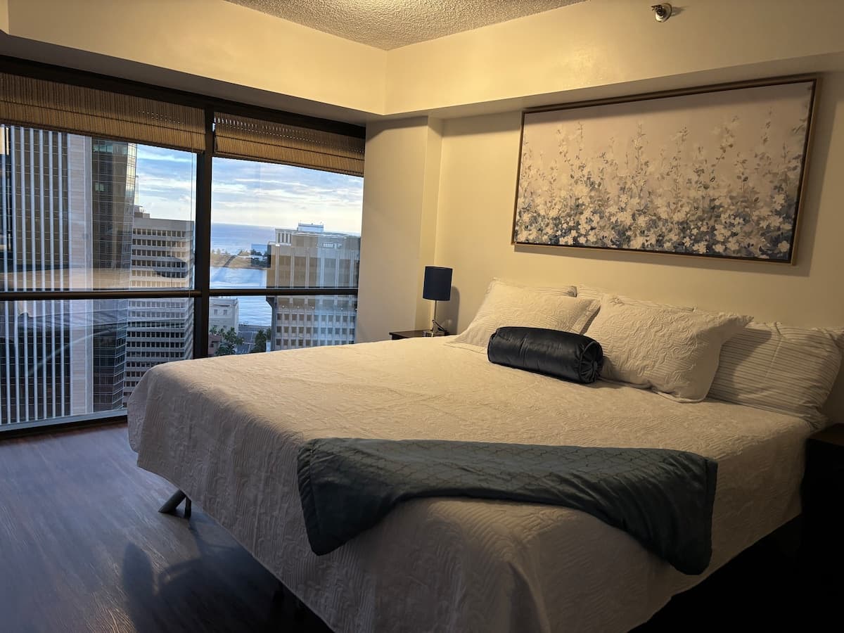 Condo in Honolulu · ★4.52 · 3 bedrooms · 5 beds · 1 private bath - Photo 1