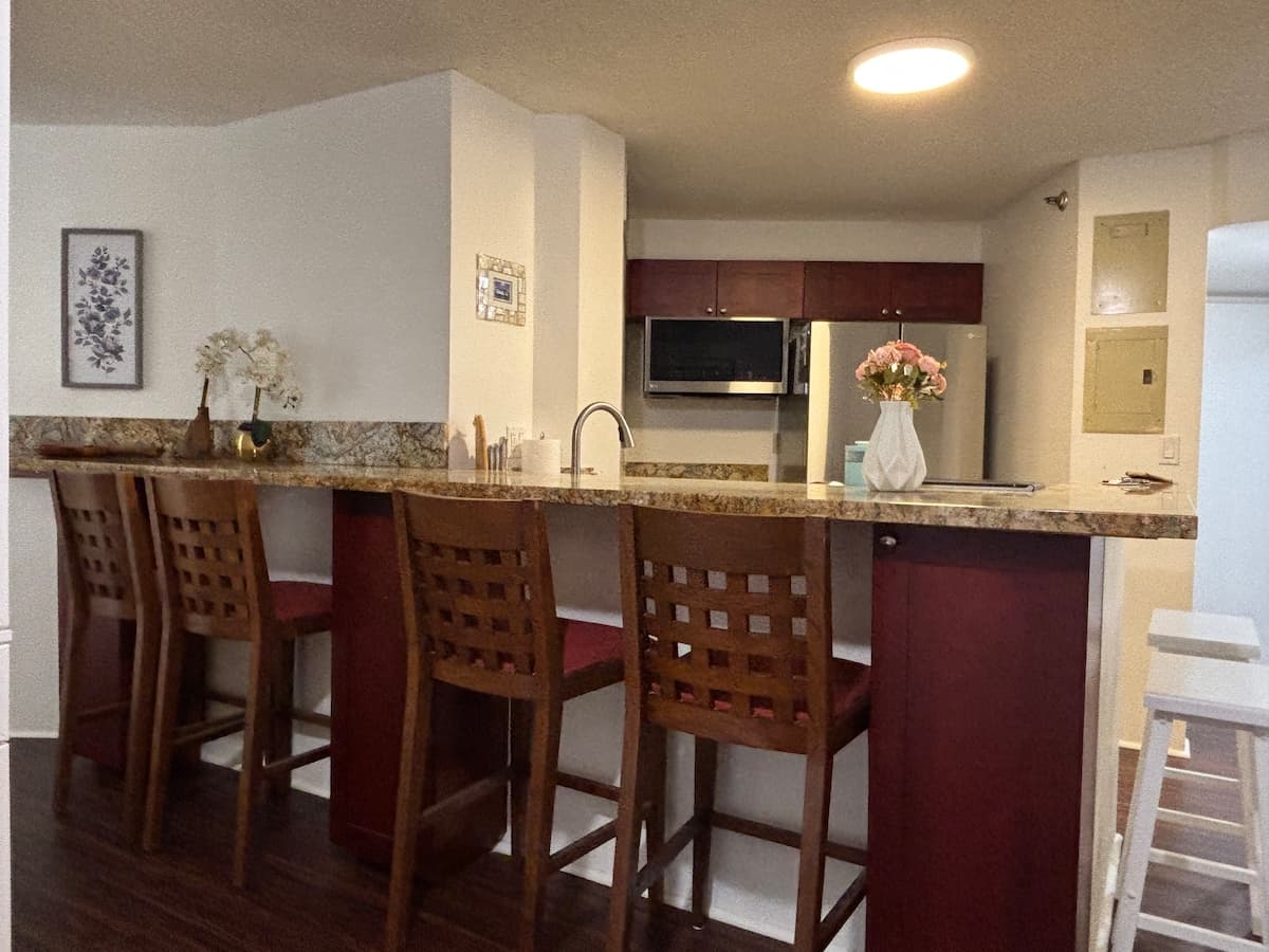 Condo in Honolulu · ★4.52 · 3 bedrooms · 5 beds · 1 private bath - Photo 3