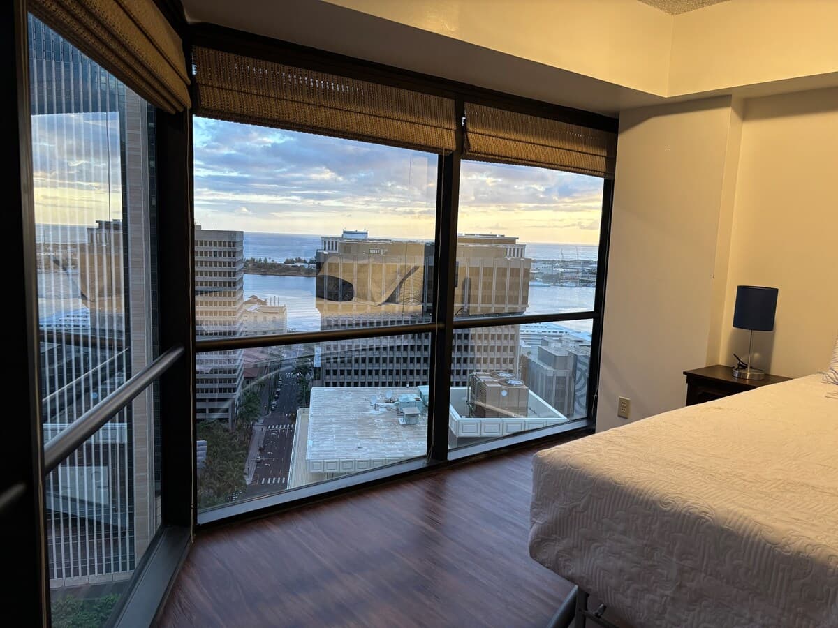 Condo in Honolulu · ★4.52 · 3 bedrooms · 5 beds · 1 private bath - Photo 5