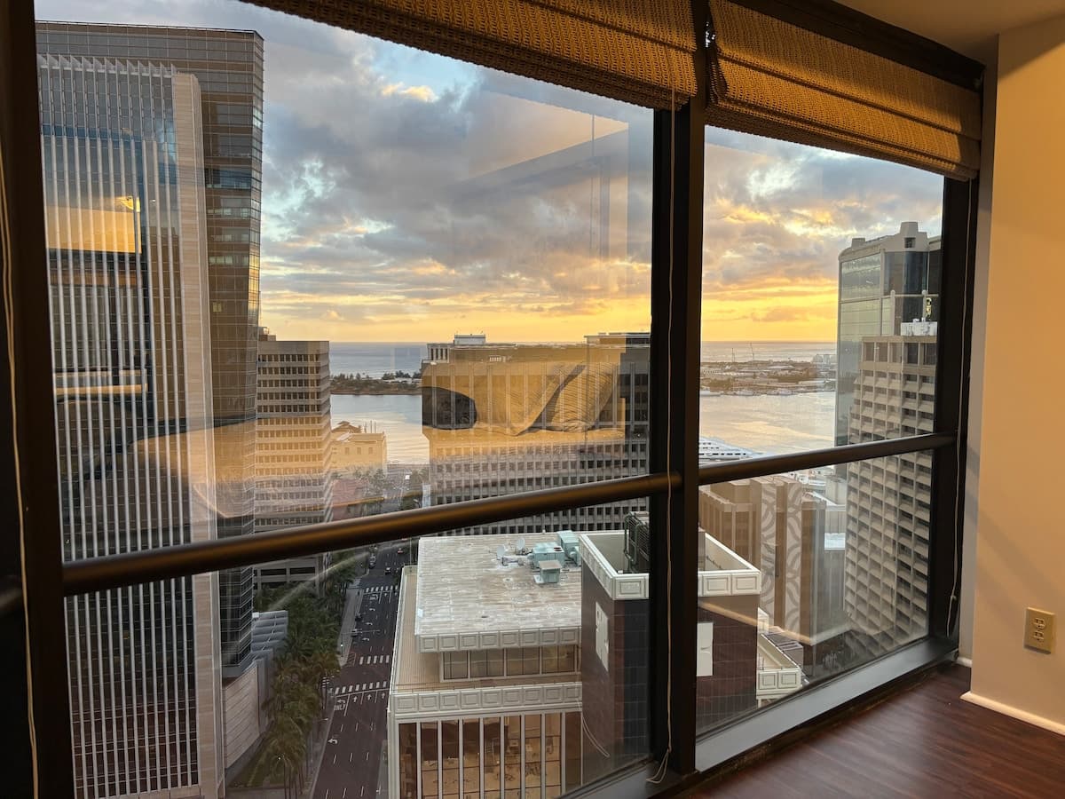 Condo in Honolulu · ★4.52 · 3 bedrooms · 5 beds · 1 private bath - Photo 2