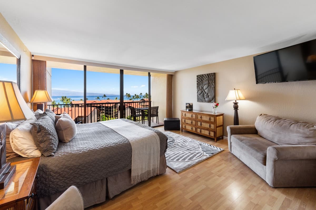 Condo in Lahaina · ★5.0 · Studio · 1 bed · 1 bath - Photo 2