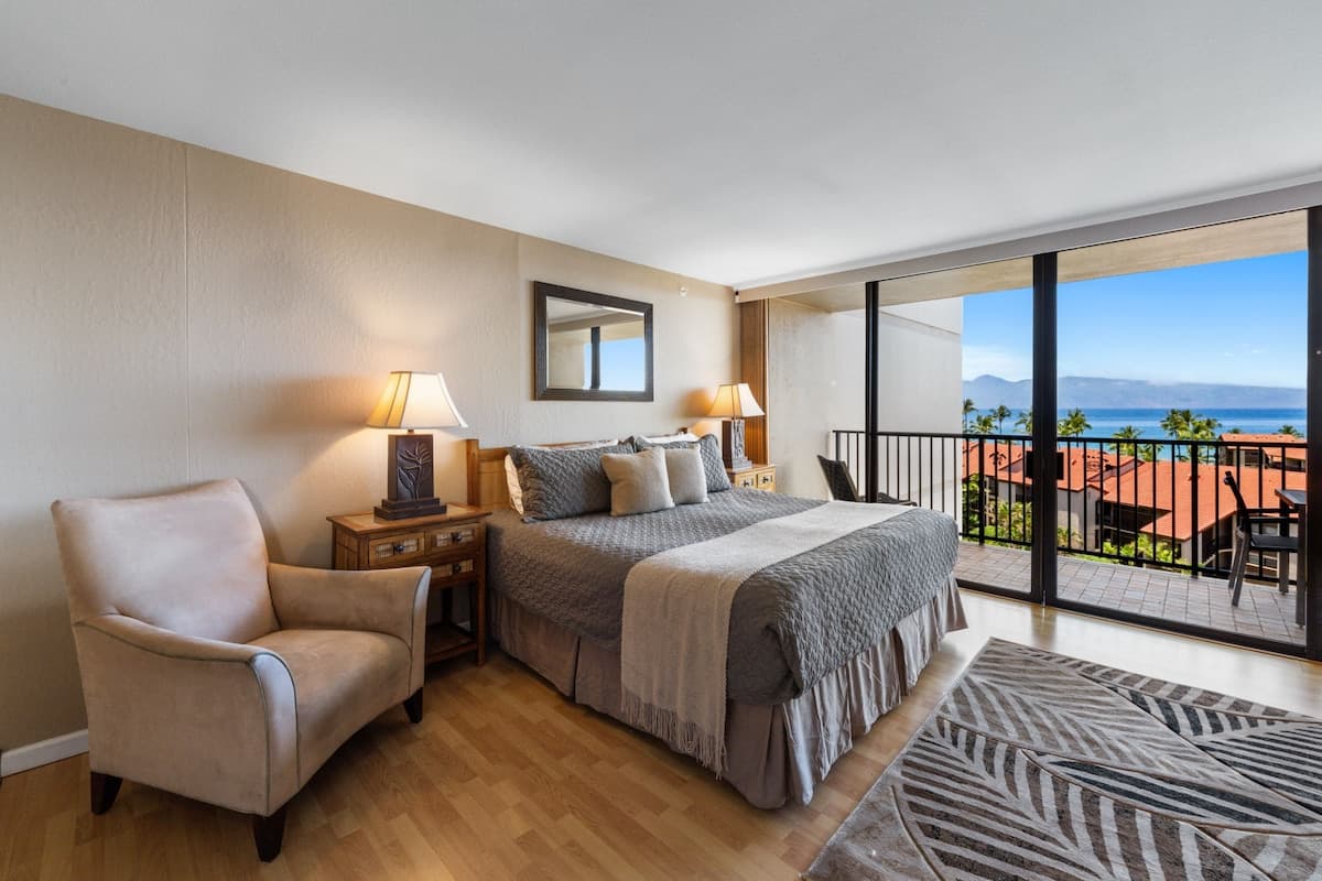 Condo in Lahaina · ★5.0 · Studio · 1 bed · 1 bath - Photo 3
