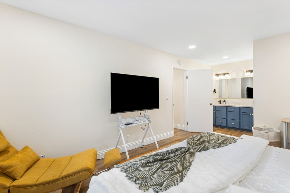 Peaceful 3BR Duplex, Private Yard, Near Tech Hubs - Photo 4