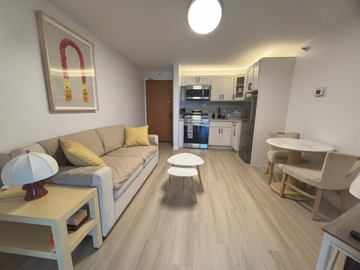 Condo in Honolulu · ★5.0 · 1 bedroom · 2 beds · 1 private bath - Photo 2