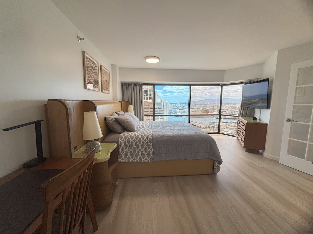 Condo in Honolulu · ★5.0 · 1 bedroom · 2 beds · 1 private bath - Photo 5