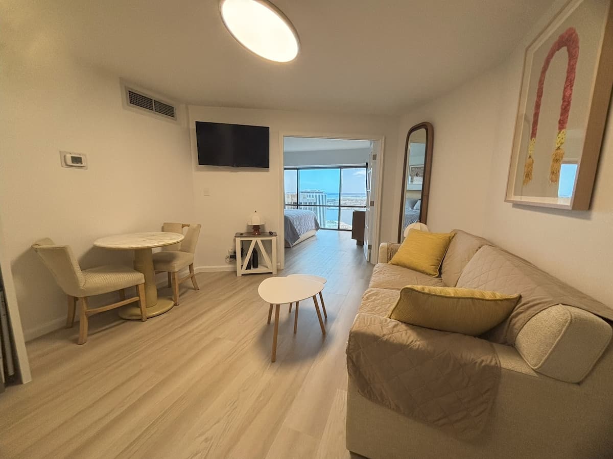 Condo in Honolulu · ★5.0 · 1 bedroom · 2 beds · 1 private bath - Photo 3