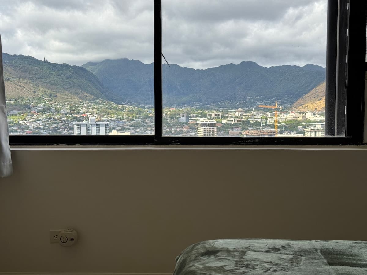 KingBed Monarch Hotel Room Greenery Mountain View - Photo 5