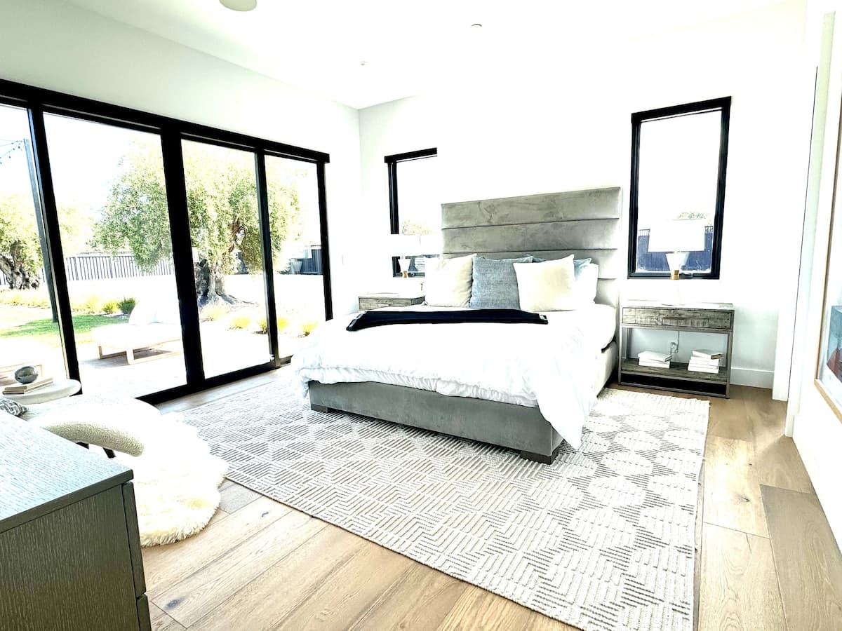 Modern Estate with Vineyard Views Near Plaza - Photo 2