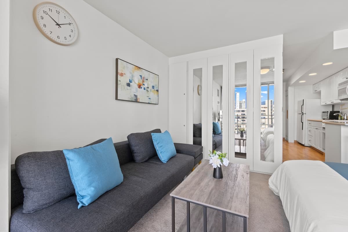 Condo in Honolulu · ★4.55 · Studio · 3 beds · 1 private bath - Photo 1
