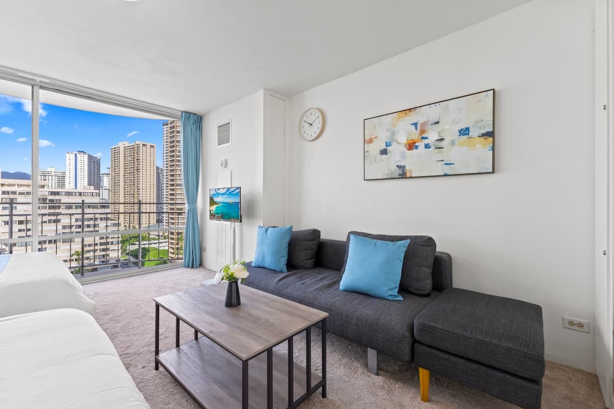 Condo in Honolulu · ★4.55 · Studio · 3 beds · 1 private bath - Photo 3