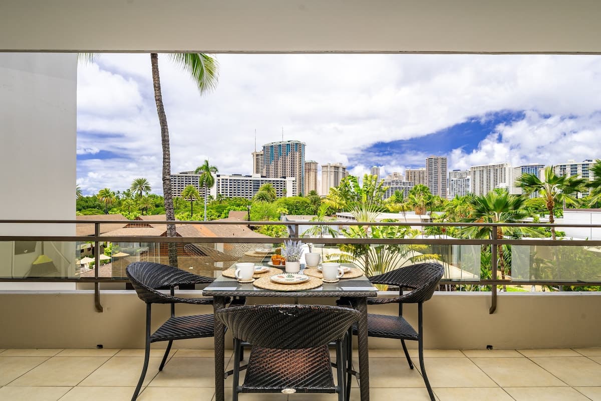 Condo in Honolulu · ★4.9 · 1 bedroom · 2 beds · 1 private bath - Photo 1