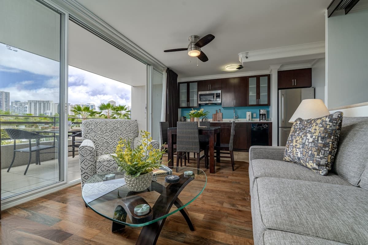 Condo in Honolulu · ★4.9 · 1 bedroom · 2 beds · 1 private bath - Photo 3