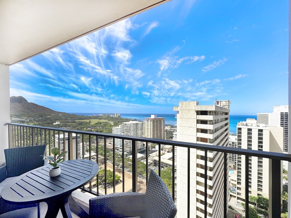 Ocean View Stay in Waikiki w/ Parking + Near Beach - Photo 1