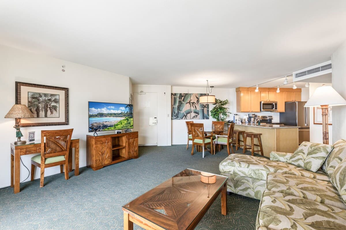 Condo in Lahaina · ★5.0 · 1 bedroom · 2 beds · 1 private bath - Photo 3