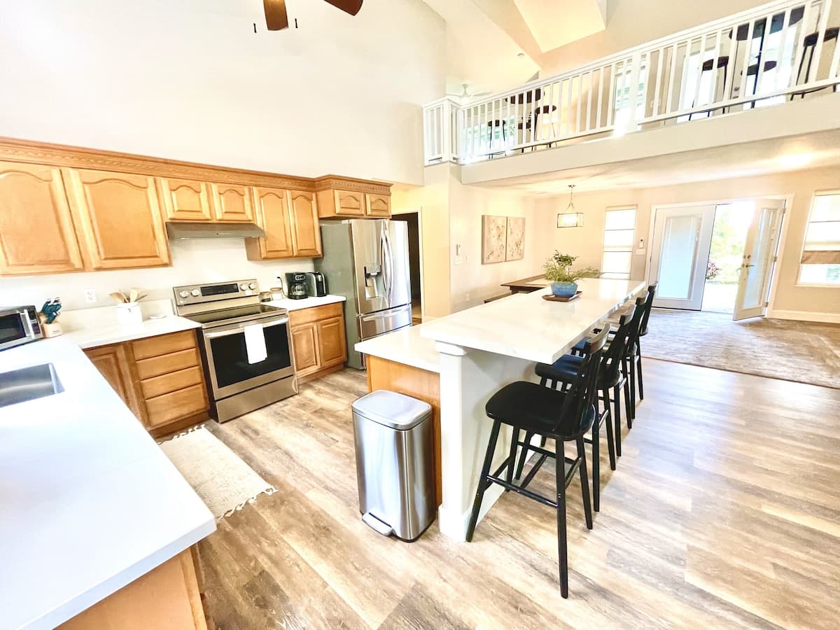 Home in Hakalau · ★5.0 · 4 bedrooms · 7 beds · 4 private baths - Photo 2