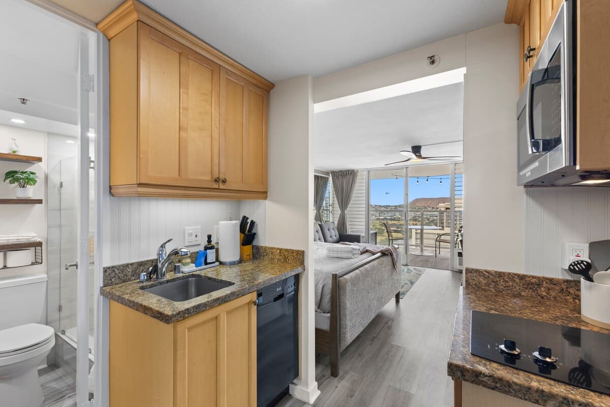 30FL Hale Nalu Waikīkī | Oceanview King Bed Studio - Photo 5
