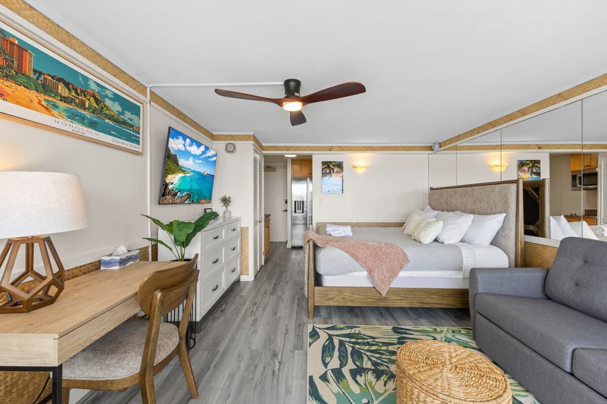30FL Hale Nalu Waikīkī | Oceanview King Bed Studio - Photo 3
