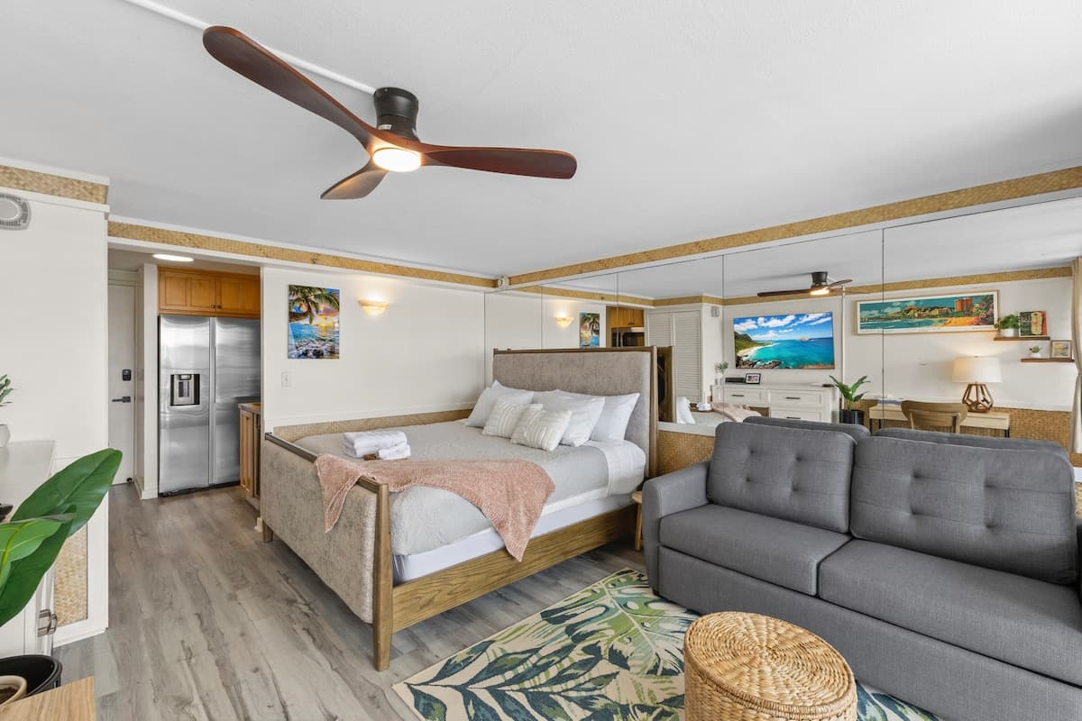 30FL Hale Nalu Waikīkī | Oceanview King Bed Studio - Photo 1
