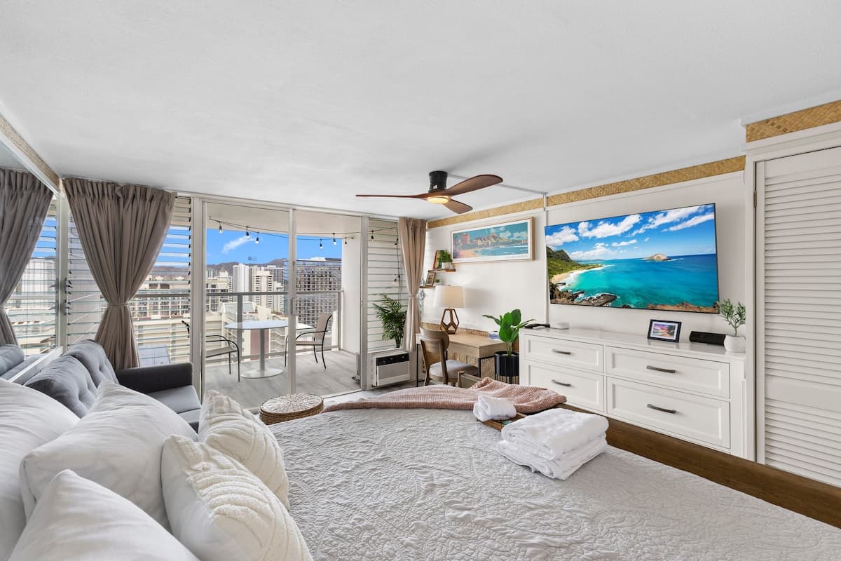 30FL Hale Nalu Waikīkī | Oceanview King Bed Studio - Photo 4