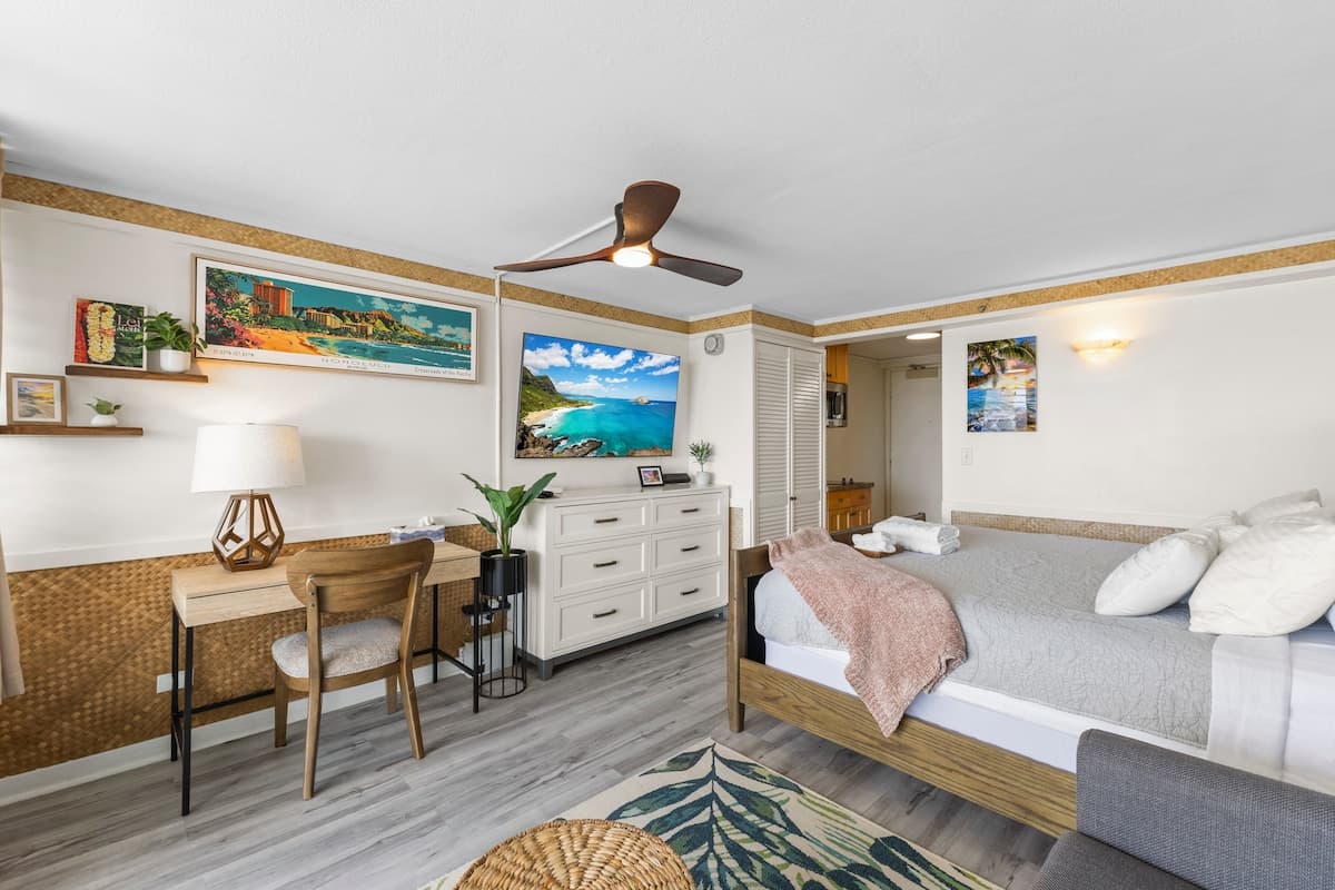 30FL Hale Nalu Waikīkī | Oceanview King Bed Studio - Photo 2