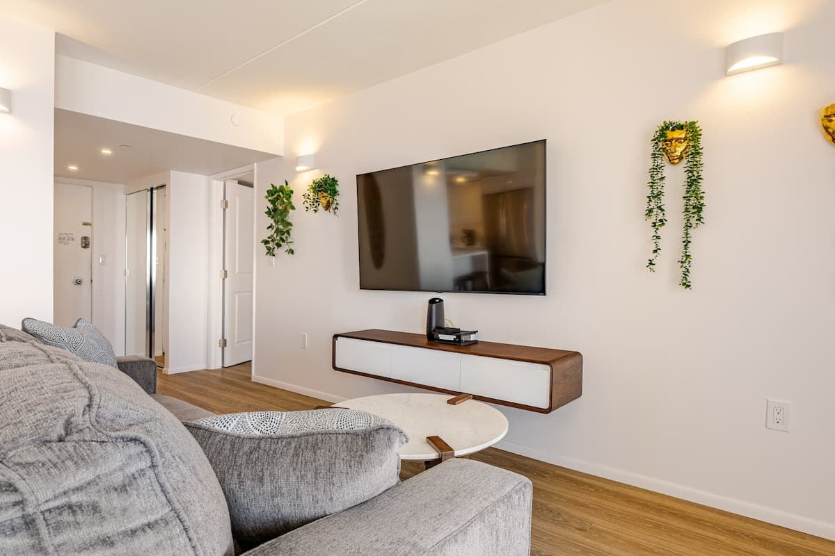 Condo in Honolulu · ★4.95 · 2 bedrooms · 4 beds · 2 private baths - Photo 5