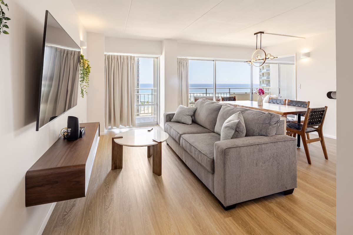 Condo in Honolulu · ★4.95 · 2 bedrooms · 4 beds · 2 private baths - Photo 3