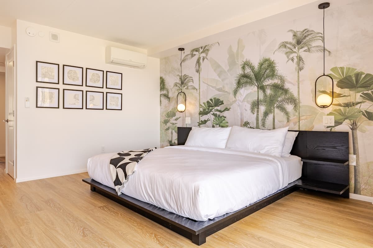 Condo in Honolulu · ★4.95 · 2 bedrooms · 4 beds · 2 private baths - Photo 1