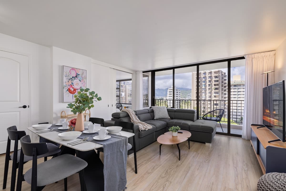 5 min walk to Waikiki Beach, FREE Parking,2bds/WFH - Photo 1