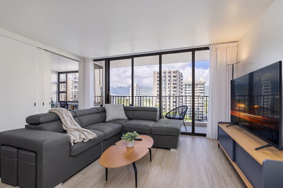 5 min walk to Waikiki Beach, FREE Parking,2bds/WFH - Photo 3
