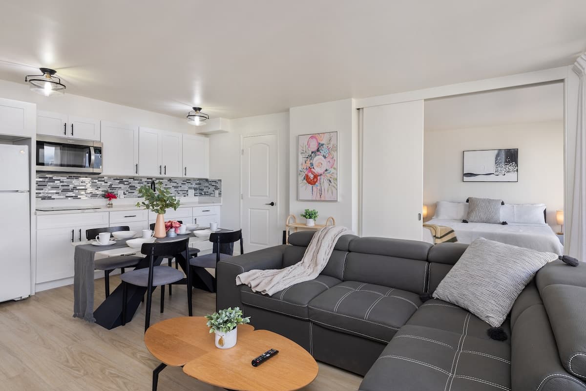 5 min walk to Waikiki Beach, FREE Parking,2bds/WFH - Photo 2