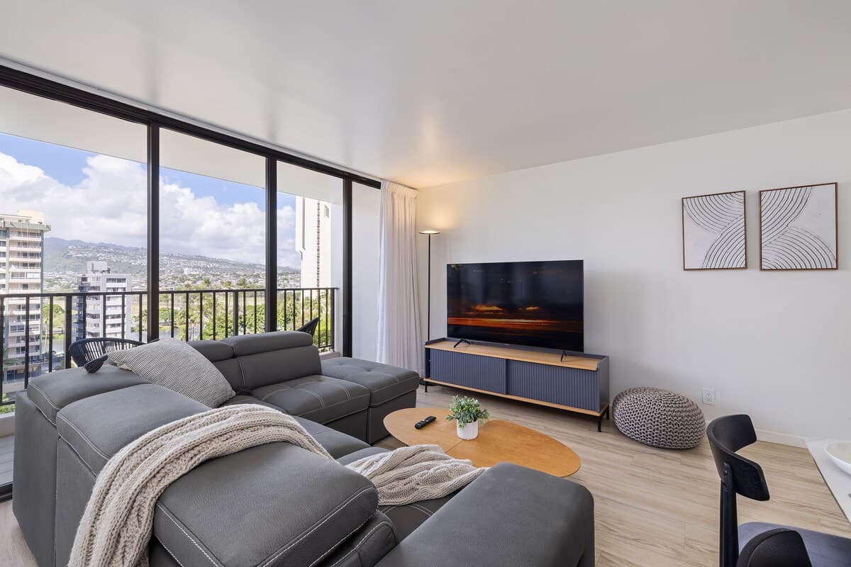 5 min walk to Waikiki Beach, FREE Parking,2bds/WFH - Photo 4