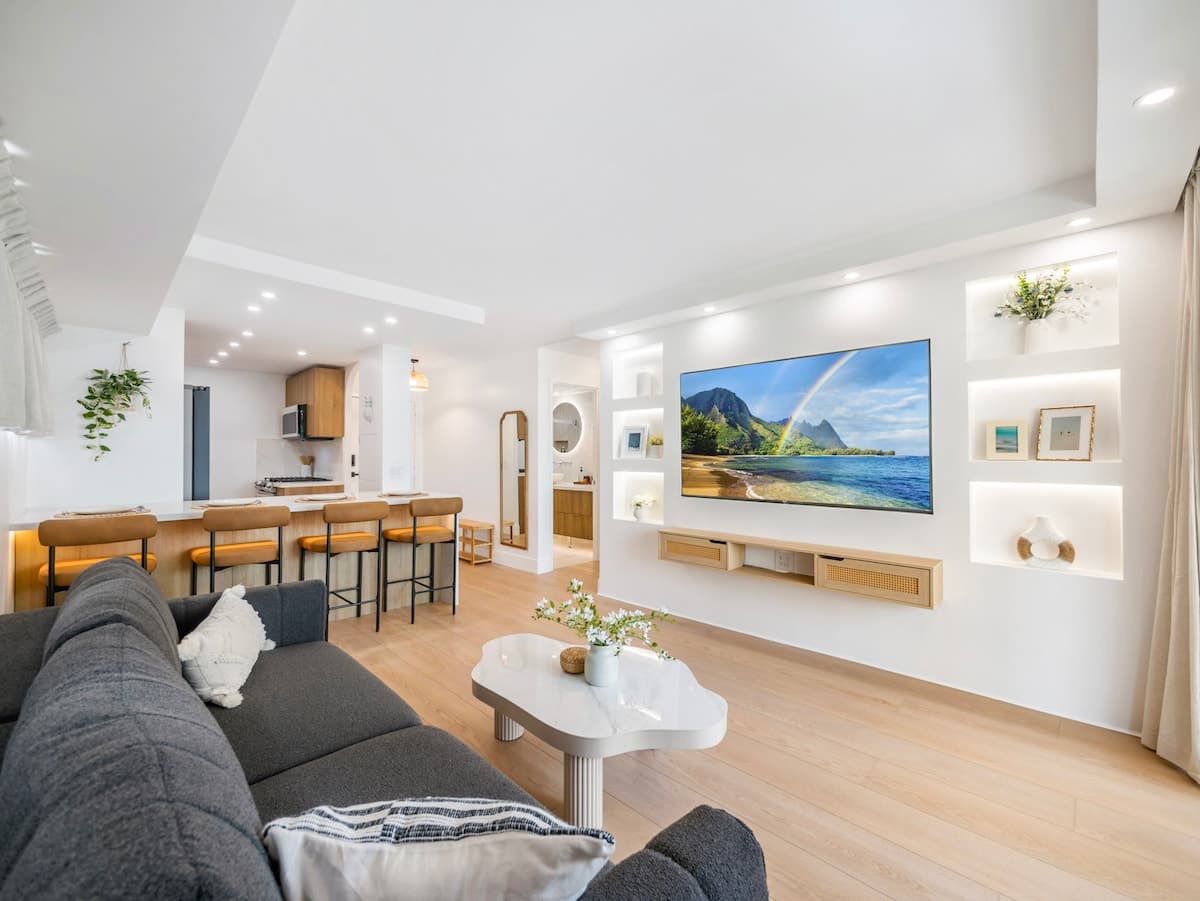 Condo in Honolulu · ★4.88 · 3 bedrooms · 5 beds · 2 private baths - Photo 1