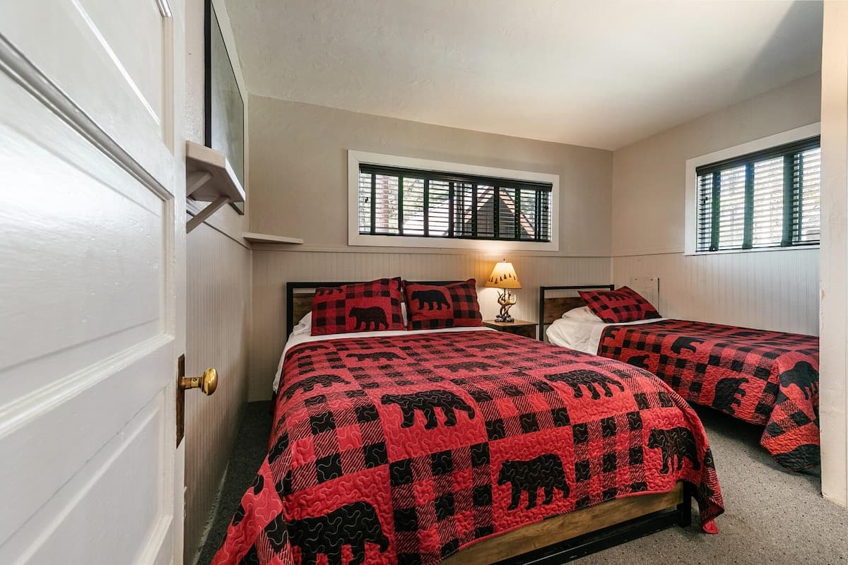 Cozy 5BR Cabin Steps from Donner Lake Beach - Photo 2