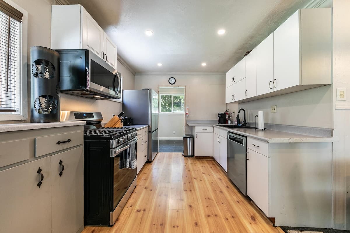 Cozy 5BR Cabin Steps from Donner Lake Beach - Photo 1