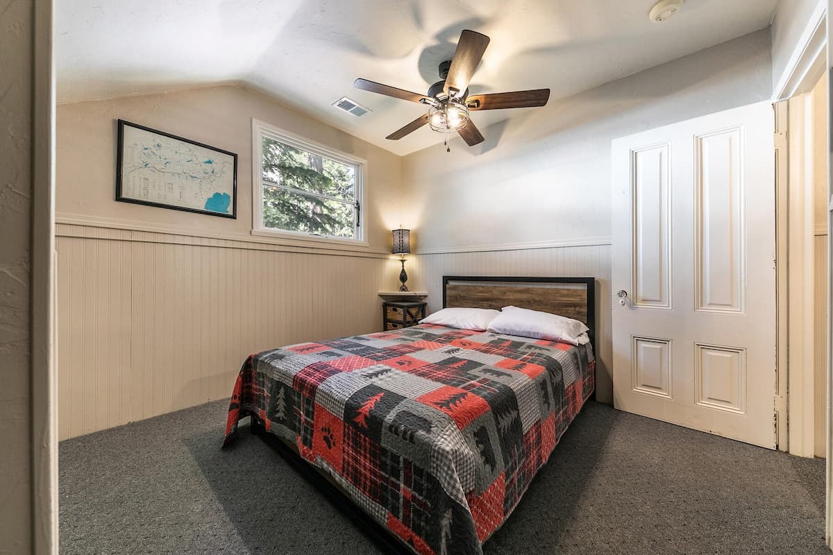 Cozy 5BR Cabin Steps from Donner Lake Beach - Photo 4