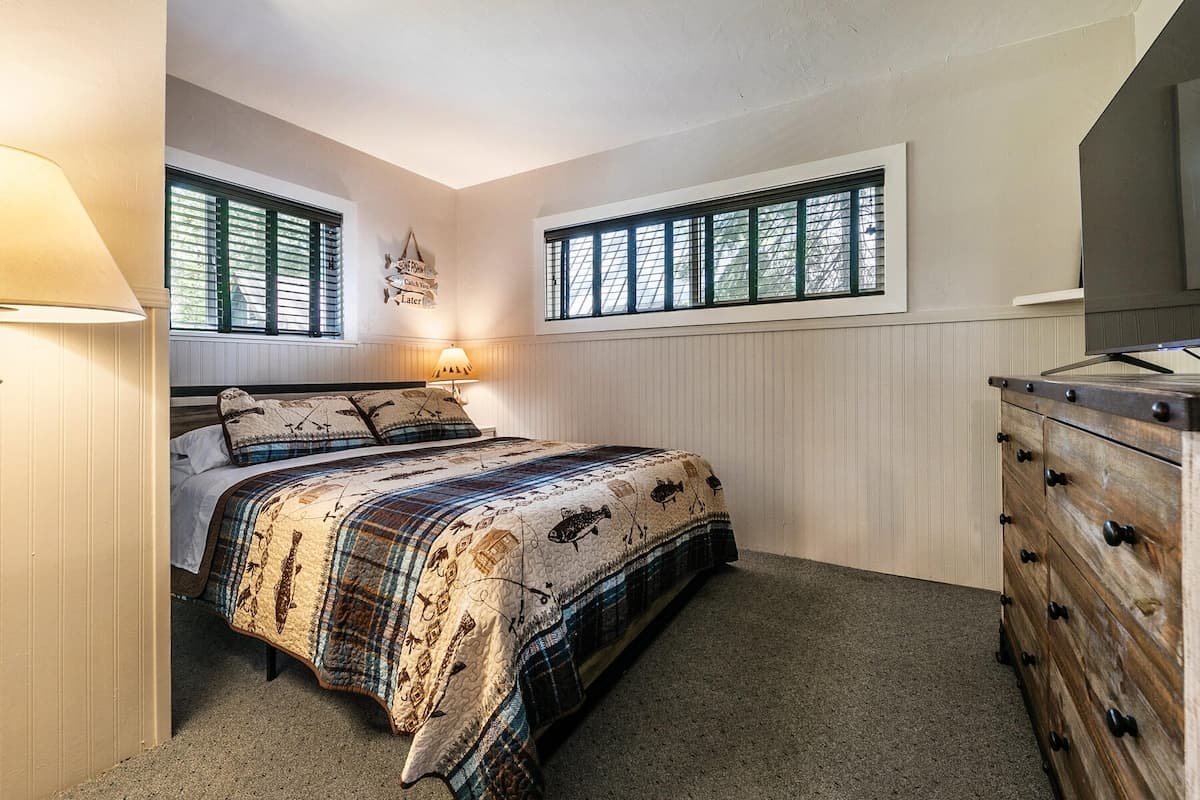 Cozy 5BR Cabin Steps from Donner Lake Beach - Photo 3