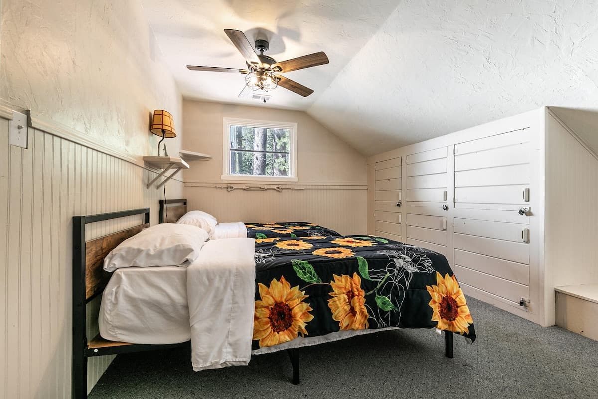 Cozy 5BR Cabin Steps from Donner Lake Beach - Photo 5