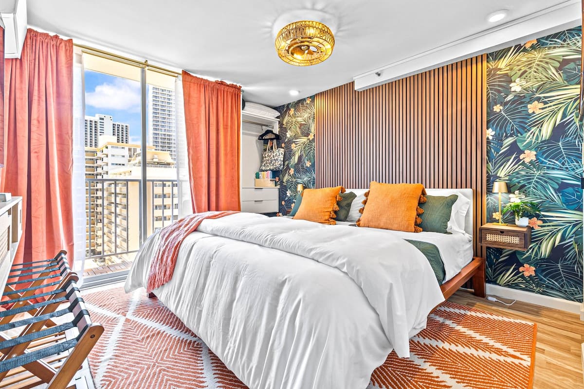NEW Remodeled • 3 Min Walk to Beach • Rooftop Pool - Photo 2