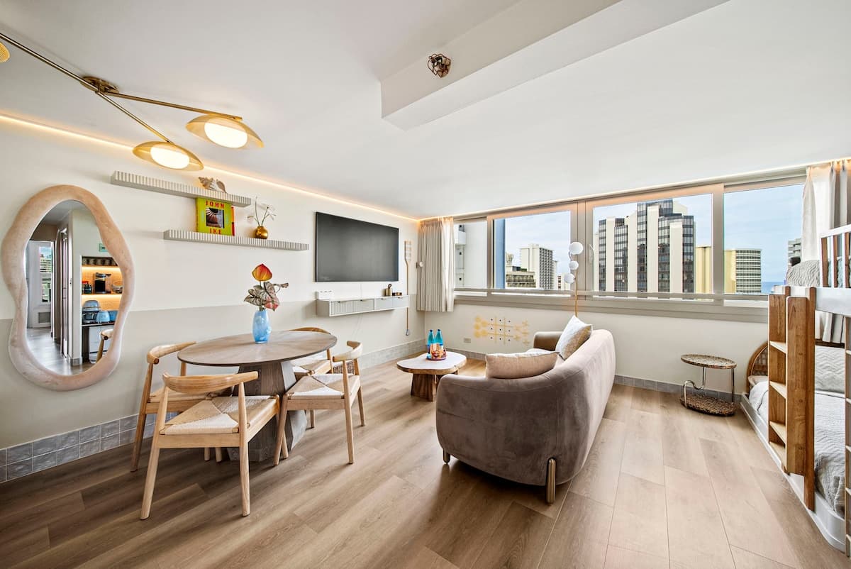 Condo in Honolulu · ★5.0 · 1 bedroom · 4 beds · 1 private bath - Photo 3