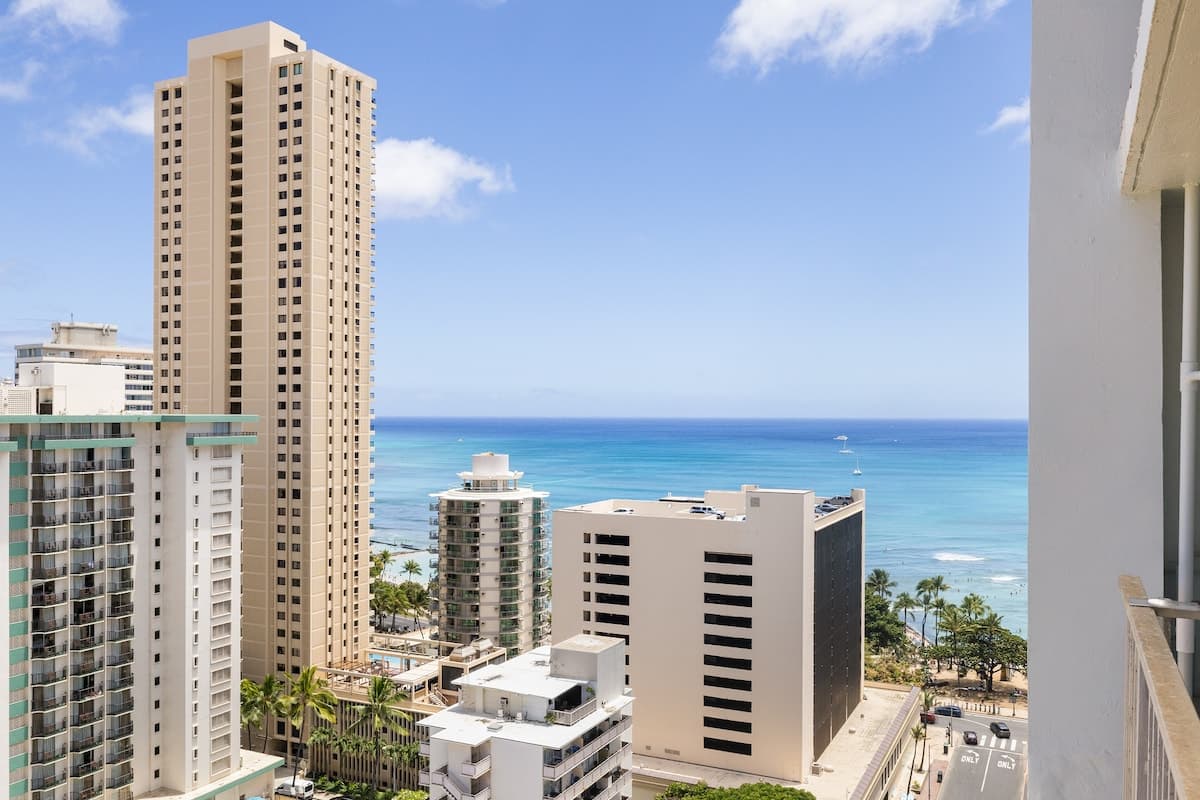 Ocean Views & Luxe Comfort - Waikiki Gem 21F - Photo 2