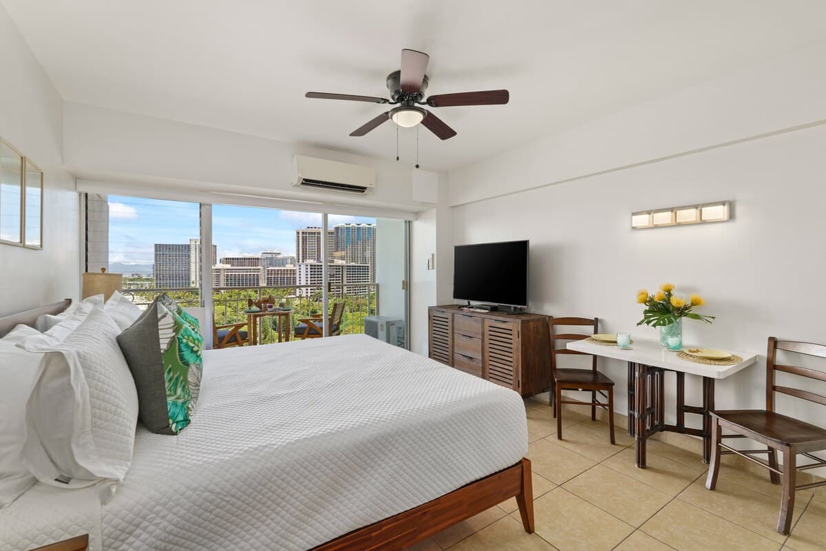 Condo in Honolulu · ★4.95 · Studio · 1 bed · 1 private bath - Photo 4