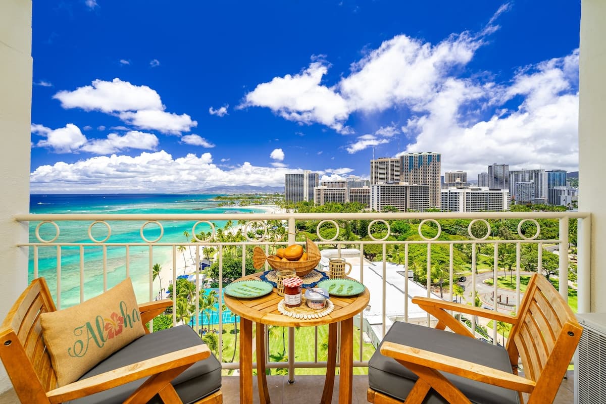 Condo in Honolulu · ★4.95 · Studio · 1 bed · 1 private bath - Photo 2