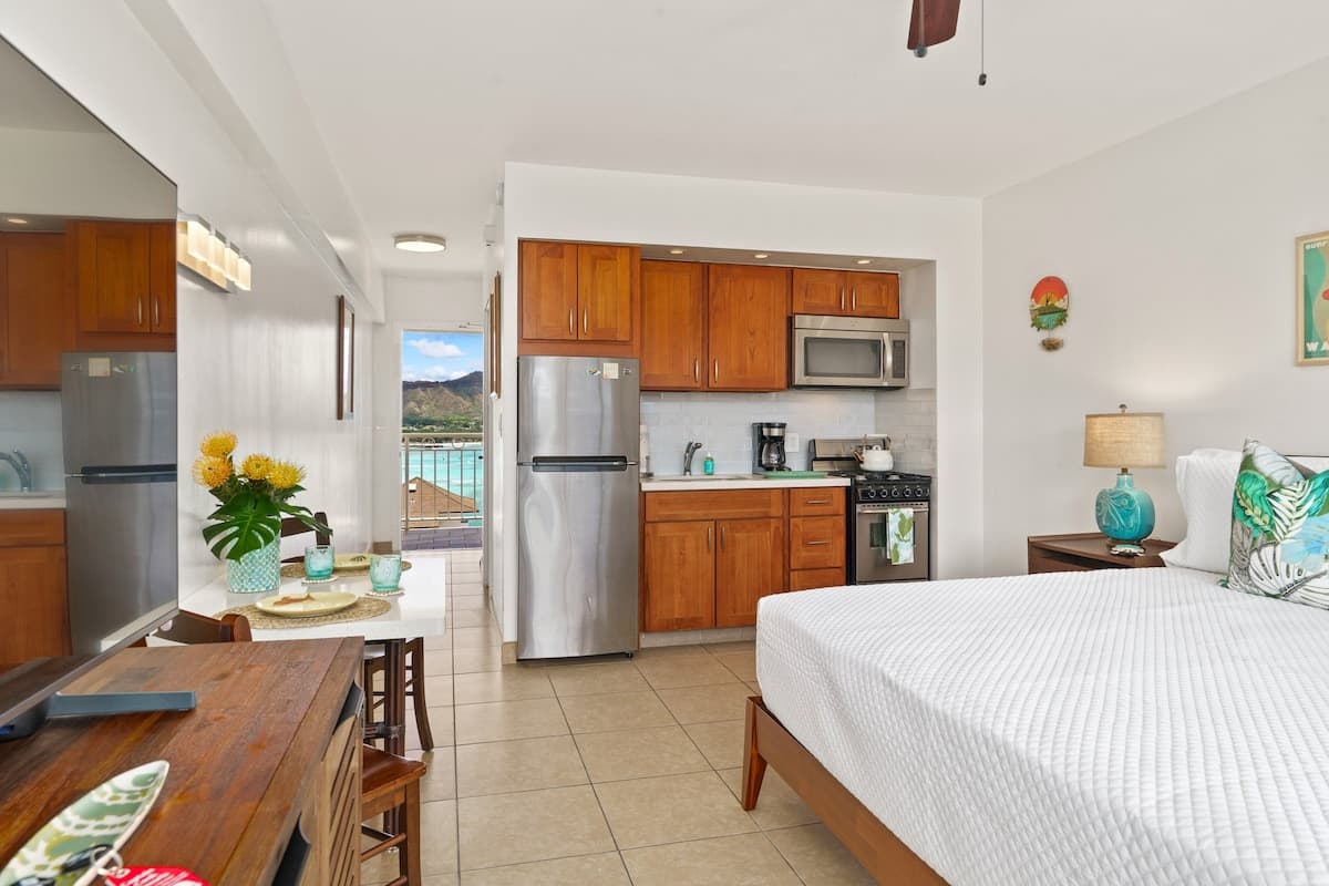 Condo in Honolulu · ★4.95 · Studio · 1 bed · 1 private bath - Photo 5