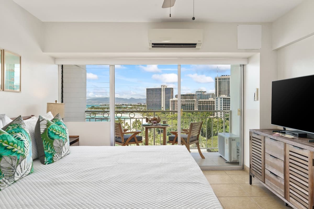 Condo in Honolulu · ★4.95 · Studio · 1 bed · 1 private bath - Photo 3
