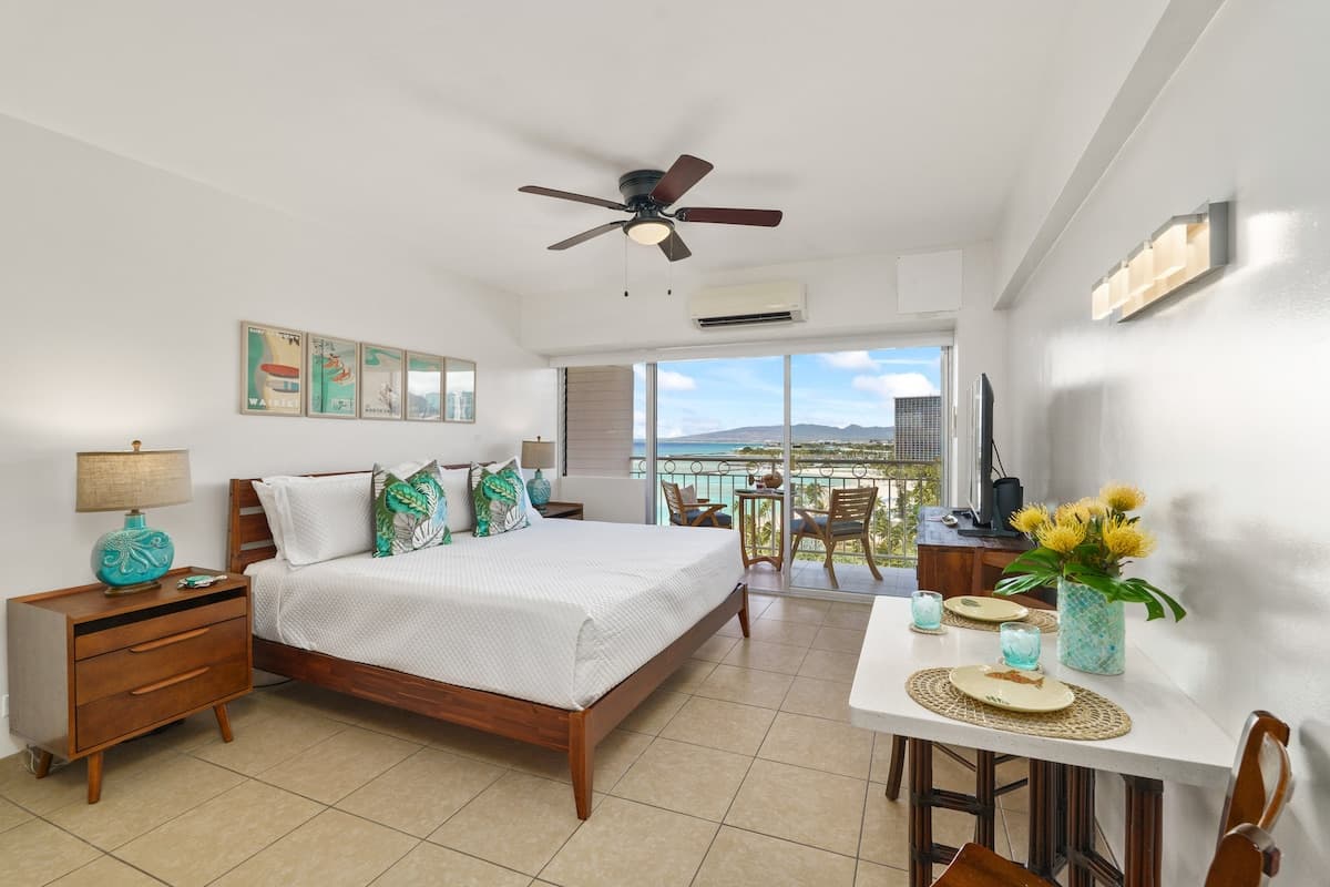 Condo in Honolulu · ★4.95 · Studio · 1 bed · 1 private bath - Photo 1