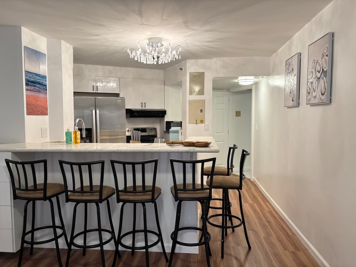 2BR+Den Ocean View Free Parking - Photo 3