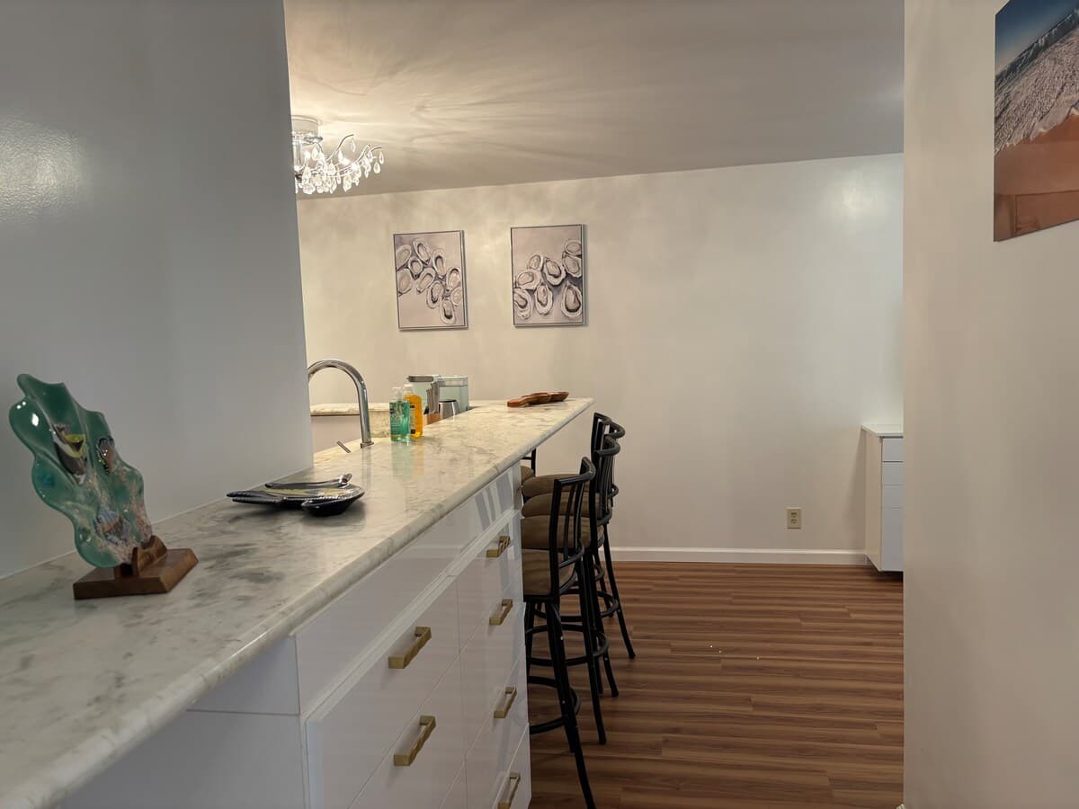 2BR+Den Ocean View Free Parking - Photo 5