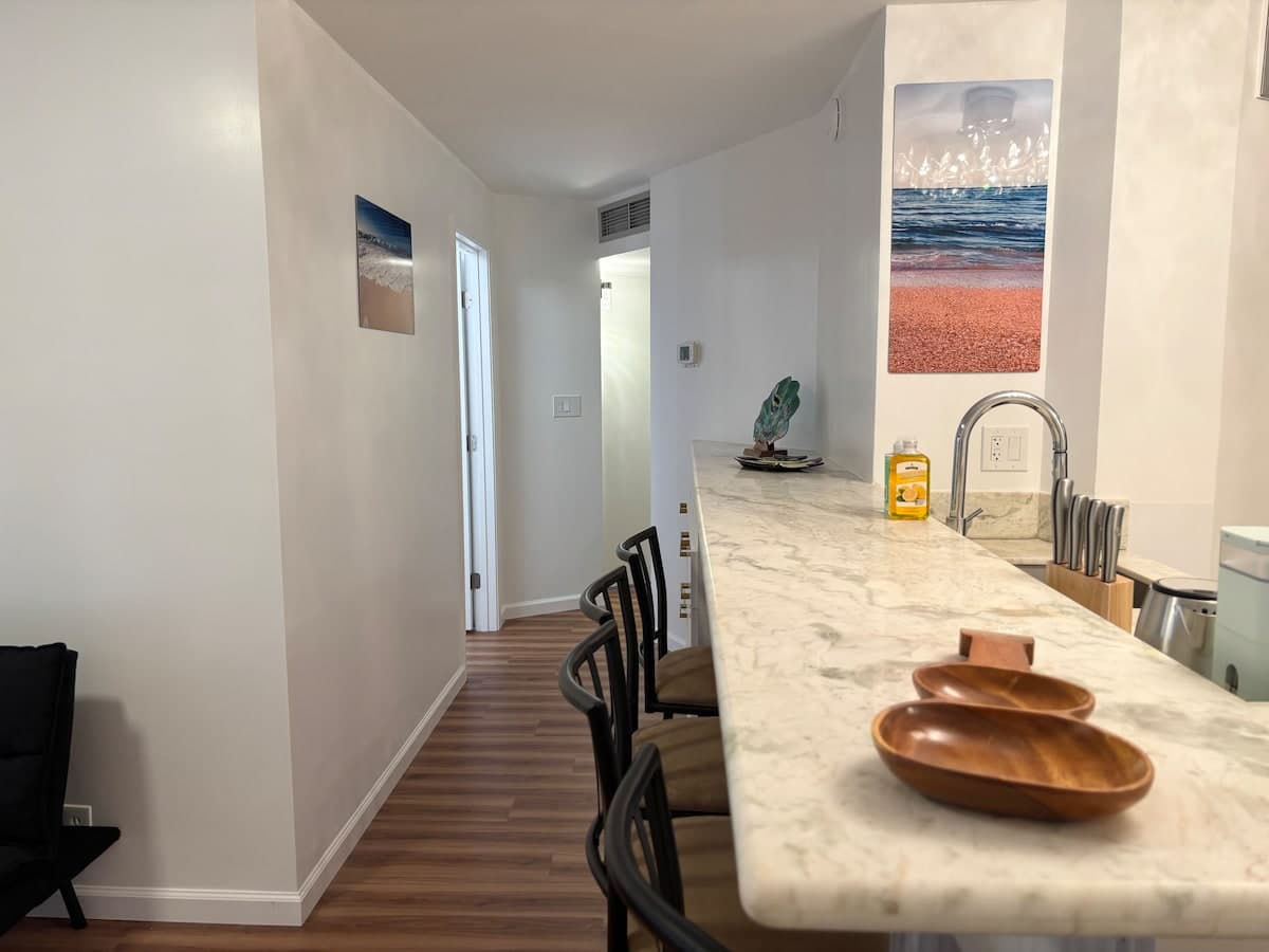 2BR+Den Ocean View Free Parking - Photo 4