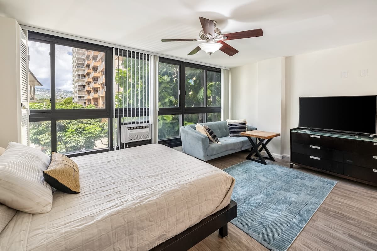 Hideout at the Waikiki Grand Hotel - Photo 2