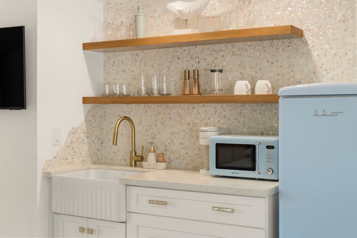 Designer Island Studio | AC + Private Patio - Photo 4